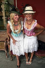 Nicola Goethe und Tina Kaiser  in Dirndpunk Tracht (Foto: Martin Schmitz)